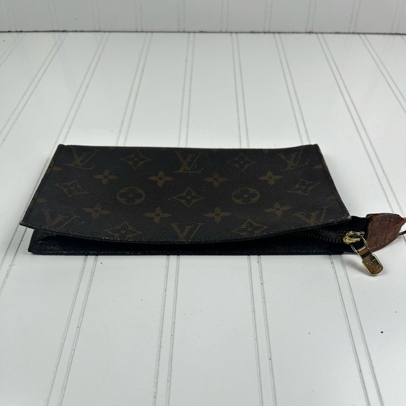 Louis Vuitton
Monogram Compact Tour Toiletry Pouch 20 Cosmetic Bag - Picture 2 of 14